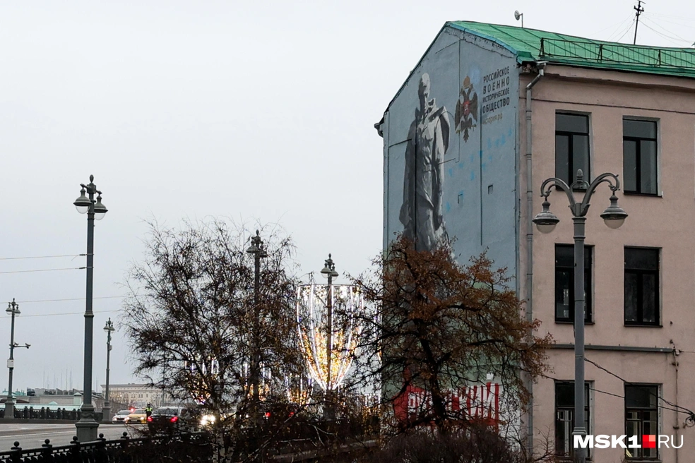 Лишь за счет украшений можно догадаться, что на дворе&nbsp;декабрь | Источник: Артём Устюжанин / MSK1.RU