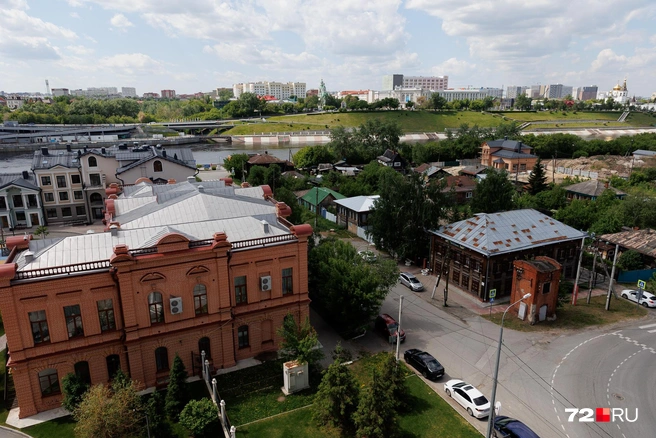 Двухэтажное кирпичное здание&nbsp;— это дом купца Колмогорова. Построен в XIX веке. Сейчас здесь расположен Центр татарской культуры. В деревянном доме напротив него&nbsp;справа&nbsp;— Библиотека истории города имени Текутьева | Источник: Ирина Шарова / 72.RU
