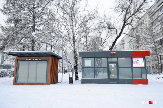 Вдоль соседнего дома на Комсомольском, 38 уже есть сквер, но чтобы туда попасть, нужно обойти ларьки | Источник: Михаил Шилкин