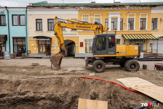 Однако чуть дальше еще всё перекопано  | Источник: Александр Куренной / 76.RU