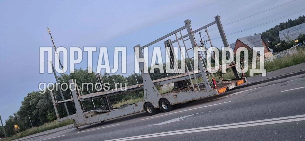 Странный прицеп стоит 1,5 месяца | Источник: gorod.mos.ru