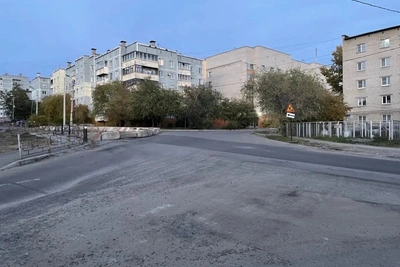 Подрядчик восстанавливает дорогу у детсада в Чите