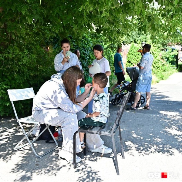 Можно было нарисовать себе нос и усы  | Источник: Василина Любимова / 59.RU 