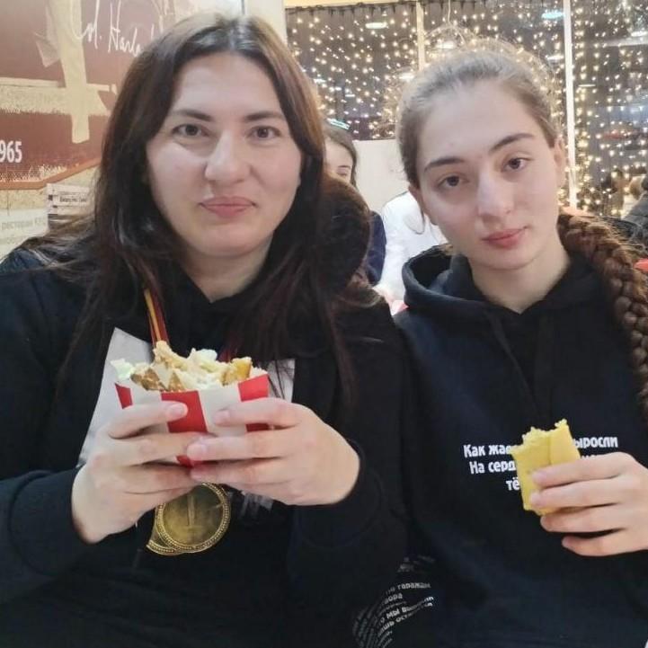 «Спасибо за фото со спины»: мама Анны Цомартовой нашла девушку, которую приняли за ее дочь
