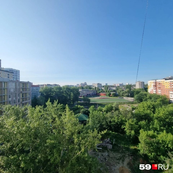 Такой вид открывается из окна дома на улице Капитана Гастелло | Источник: Читатель 59.RU
