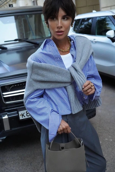 Где купить идеальную голубую рубашку в полоску — она нужна всем без исключения | woman.ru