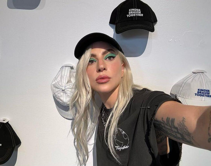 Зеленые тени: Леди Гага показала идеальный яркий макияж на осень 2023
