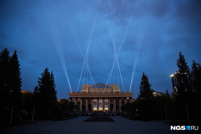 Оперный театр и правда очень большой | Источник: Александр Ощепков / NGS.RU