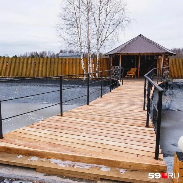 На территории базы отдыха обустроили пруд. Летом сюда запустят декоративных карпов | Источник: Тимофей Калмаков / 59.RU