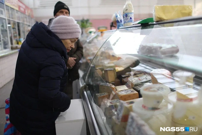 Многие пенсионеры просто смотрят на товар и уходят, ничего не купив | Источник: Евгений Софийчук / NGS55.RU