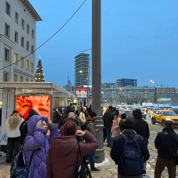 Пассажиры ждут автобус возле метро «Павелецкая» | Источник: Елена Халматова / MSK1.RU