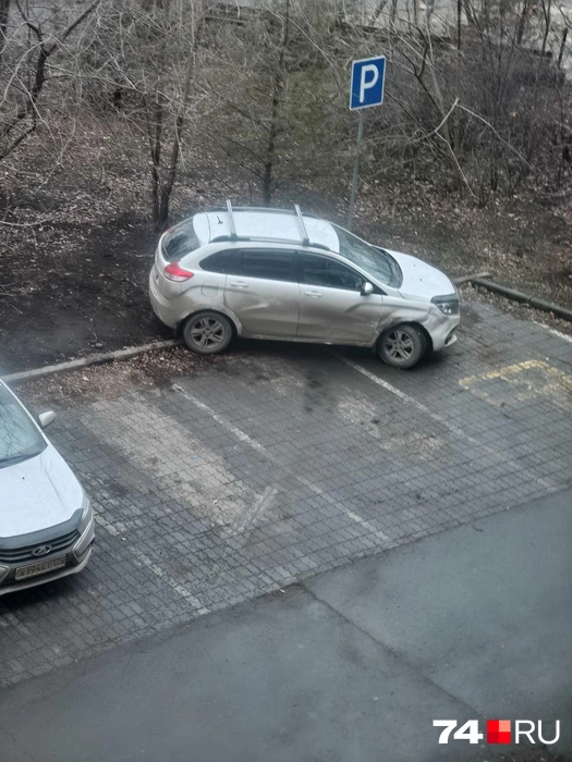 Сначала он «подвинул» Lada XRAY | Источник: читатель 74.RU