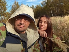 Точно родила неделю назад? Жена Гуфа хвастает плоским животом в коротком топе