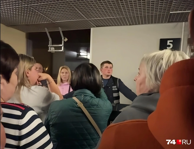 К возмущенным пассажирам вышел представитель авиакомпании | Источник: читатель 74.RU