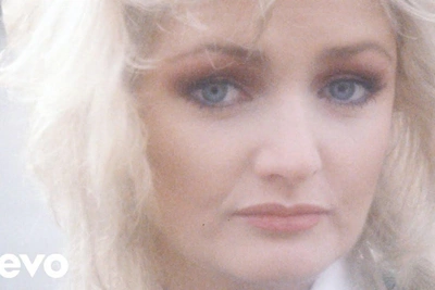 Bonnie Tyler remains in medically induced coma