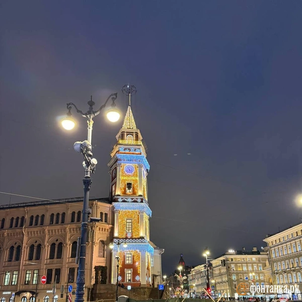 Петербург продолжает наряжаться к Новому году. Засияла Думская башня | Источник: читатель «Фонтанки»