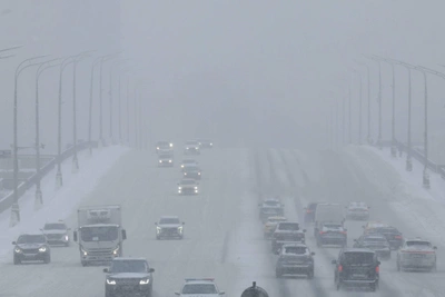 Moscow Hit by Snowstorm, Causing Traffic Chaos and Poor Visibility
