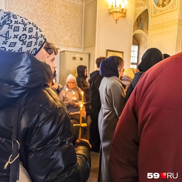 Люди стояли со свечками и молились  | Источник: Василина Любимова / 59.RU