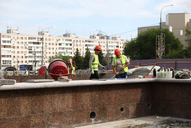 Смотрите, рабочие в касках и без голых торсов, а мы неделю назад застали другую картину | Источник: администрация Самары 