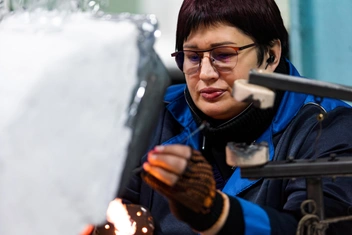 Наталья Пистер работает стеклодувом несколько лет | Источник: Мария Ленц / NGS24.RU