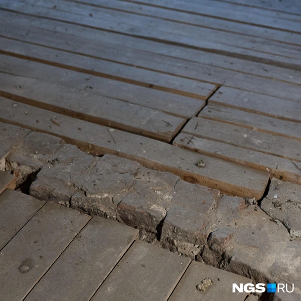 На полу остался дореволюционный кирпич | Источник: Александр Ощепков / NGS.RU