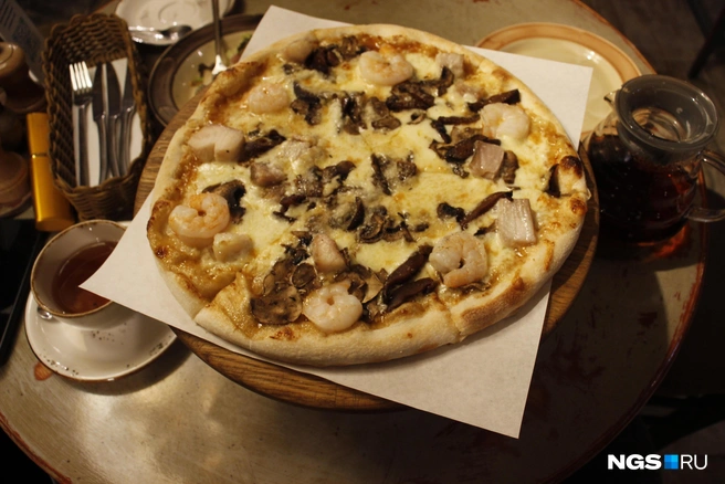 «Японская» пицца в речсторане Roma Antica (увеличенная версия Papa Carlo) | Источник: Станислав Соколов / NGS.RU