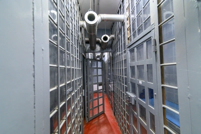 Жительница Петербурга набросилась на полицейскую со шваброй