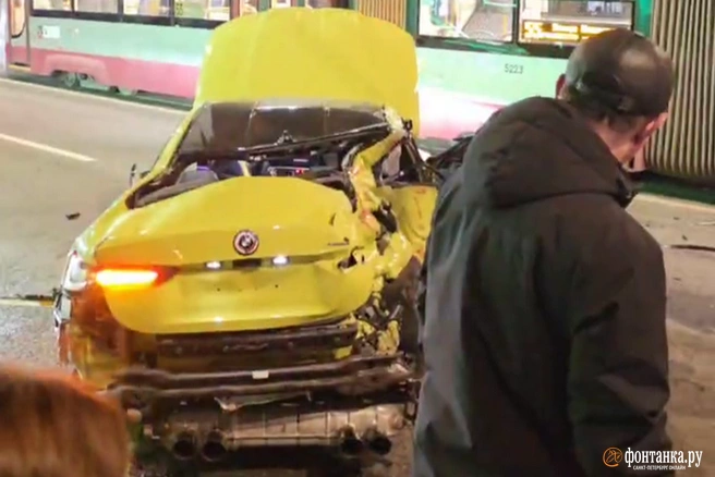 Канареечный BMW в лихом маневре встретился с трамваем и уценил машину полиции у площади Мужества | Источник: читатель «Фонтанки»