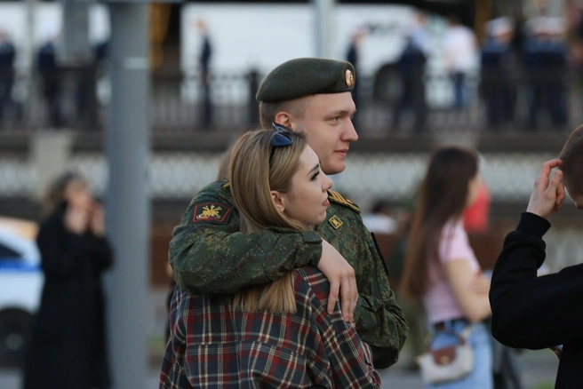 Многих провожали в репетицию милые девушки | Источник: Артём Устюжанин / MSK1.RU