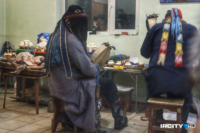 Шаманы во время обряда | Источник: Алёна Кашпарова / «ИрСити»