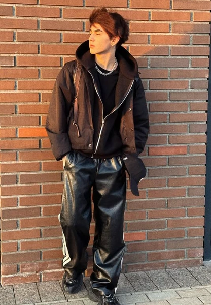 С Алексом Давией Амирхан работает уже четыре года