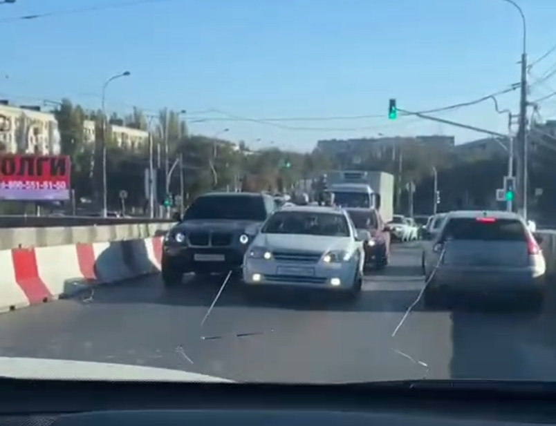 Движение на юге Волгограда парализовало — все из-за аварии на мосту ВДСК