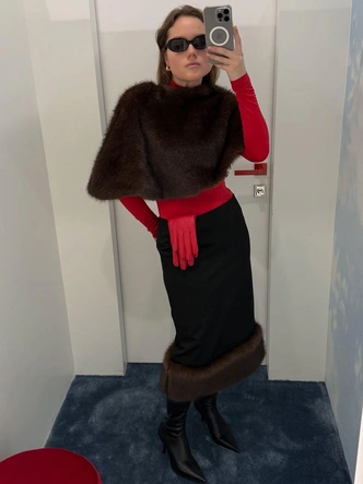 Этой зимой мы носим укороченные кейпы со всем: на платьях, пальто и даже на голое тело Этой зимой мы носим укороченные кейпы со всем: на платьях, пальто и даже на голое тело