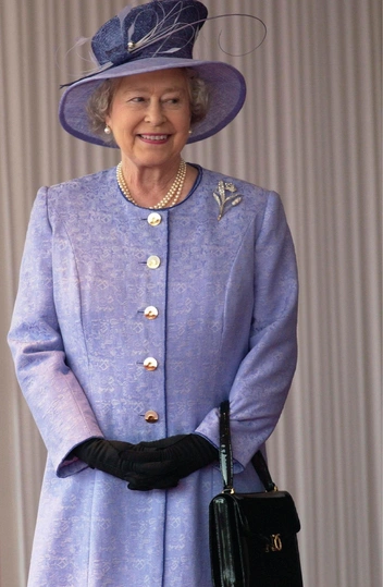 Елизавета II с сумкой Launer