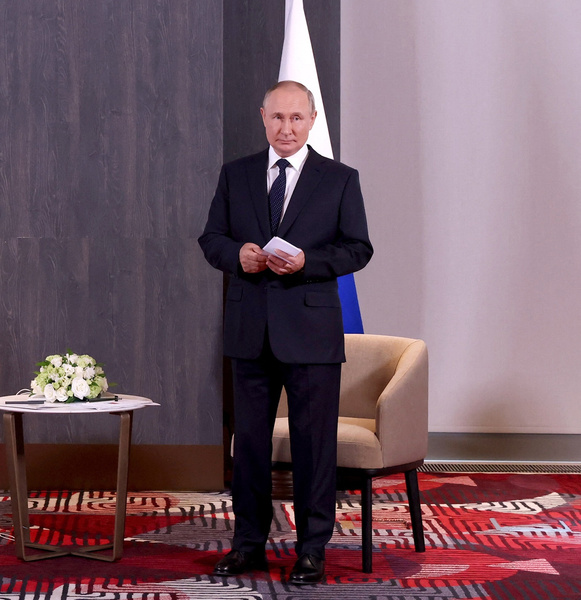Заботливо поправляет лацканы. Владимир Путин подарил пальто лидеру ОАЭ, замерзшему на петербургском ветру