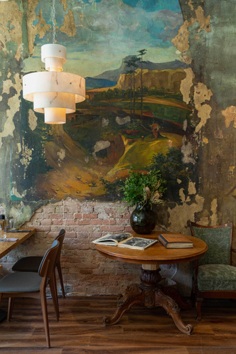 Ресторан «Цех» с фресками советской эпохи во Владивостоке