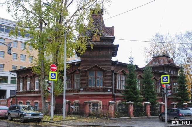 Домом любуются тысячи людей по пути в зоопарк, но мало кто знает о жившей в нем обрусевшей немке и о ее супруге