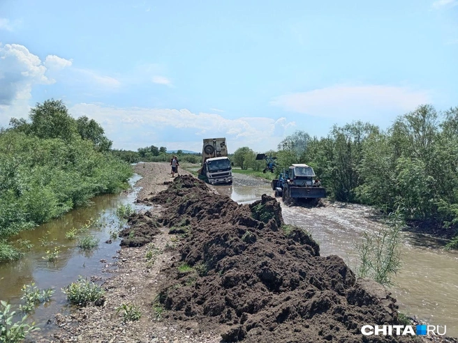 Земляные насыпи не слишком помогли от разлива воды | Источник: местный житель