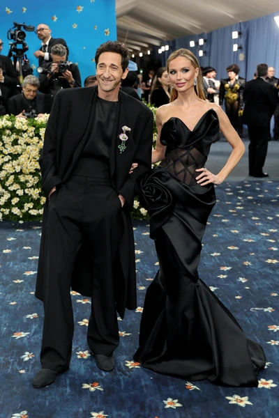 Эдриан Броуди и Джорджина Чапмэн на Met Gala 2025 | Источник: Getty Images