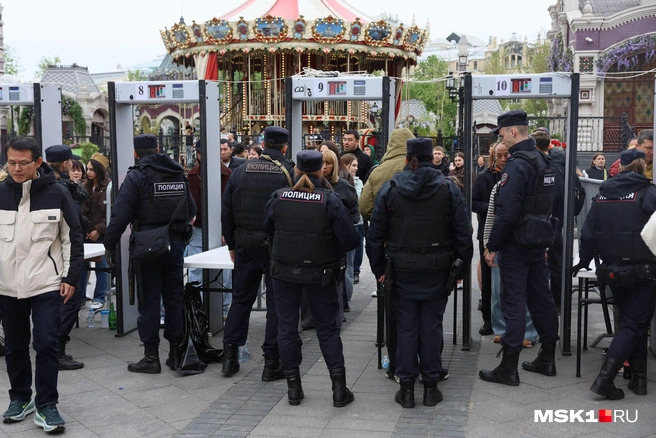 Попасть на Манежную площадь и в Александровский сад можно только после прохождения пункта досмотра | Источник: Артем Устюжанин / MSK1.RU