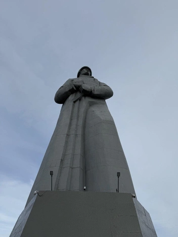 Мемориальный комплекс «Защитникам Советского Заполярья», местные жители называют его памятник «Алеша» | Источник: Виктория Унон/ Редактор «Фонтанки»