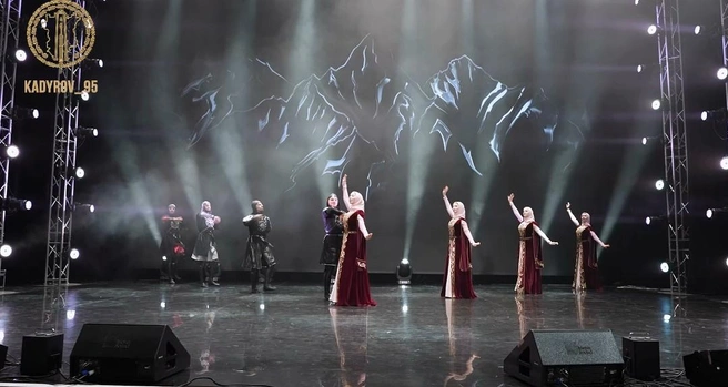 «Вместе с Вячеславом Андреевичем и его семьей мы посетили концерт во Дворце торжеств имени Дагуна Омаева. Наш дорогой гость имел возможность познакомиться с богатой культурой Чеченской Республики: для него выступили ведущие артисты нашей эстрады», — написал Кадыров | Источник: Kadyrov_95 / T.me