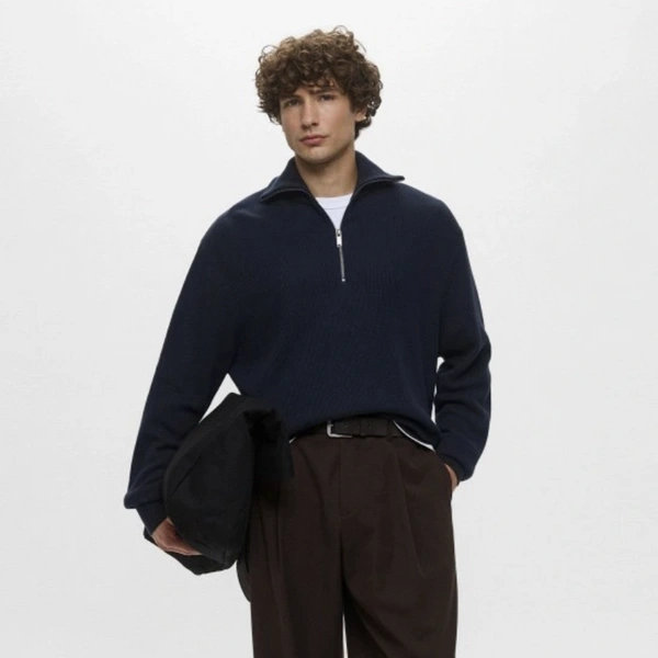 Джемпер&nbsp;— 5600 рублей, прослужит не один сезон | Источник: mademan / Lamoda.ru