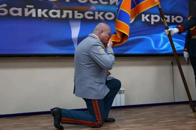 На прощание Басов поцеловал знамя — символ чести и доблести МЧС | Источник: ГУ МЧС по Забайкальскому краю / MAX