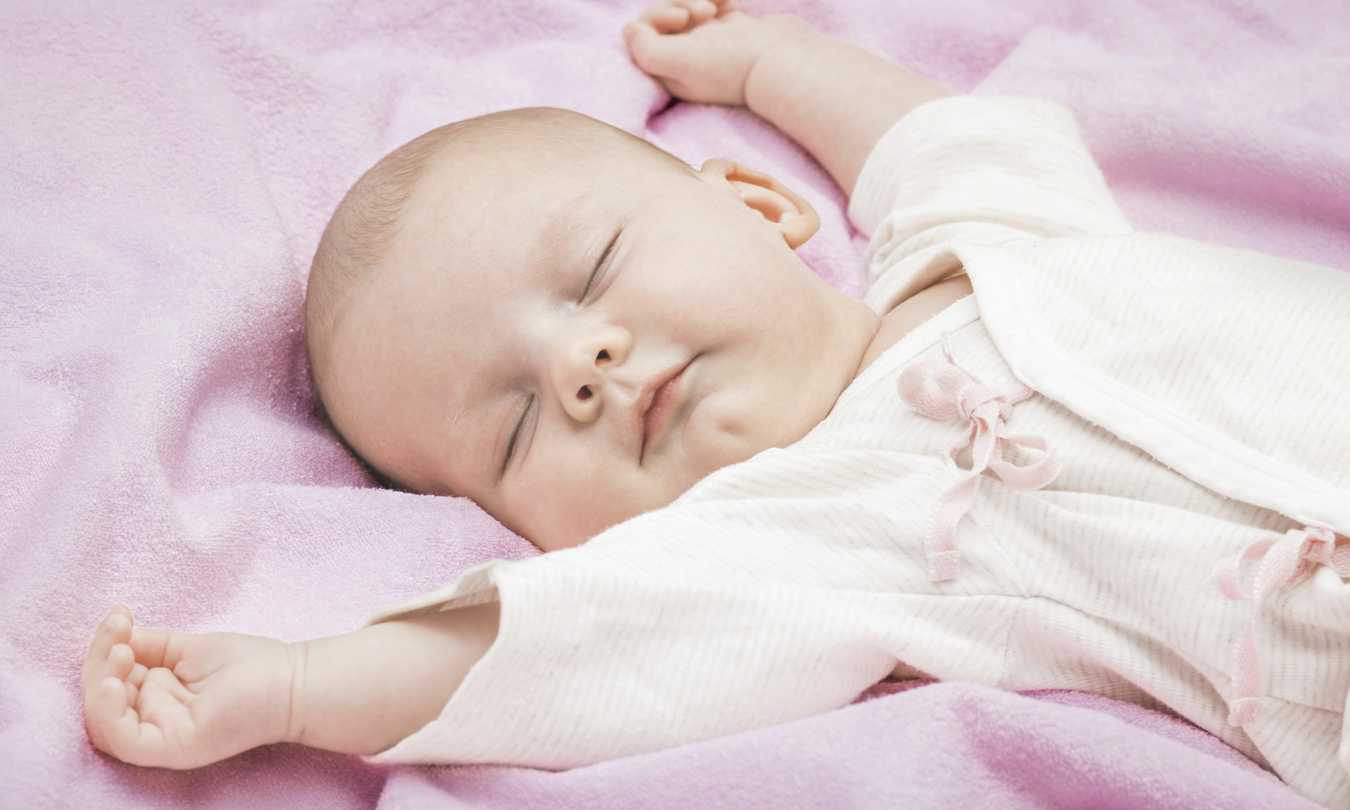Ребенок вздрагивает и просыпается? дневной сон Статьи Центра детского и материнского сна
