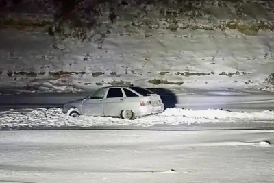Five Nearly Froze in Stuck Car on Volga Ice