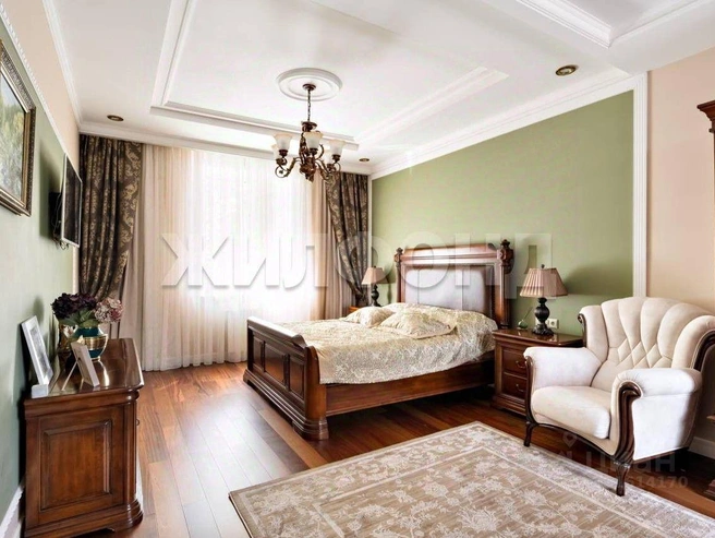 Второй этаж оформлен как приватная зона со спальнями и санузлом.