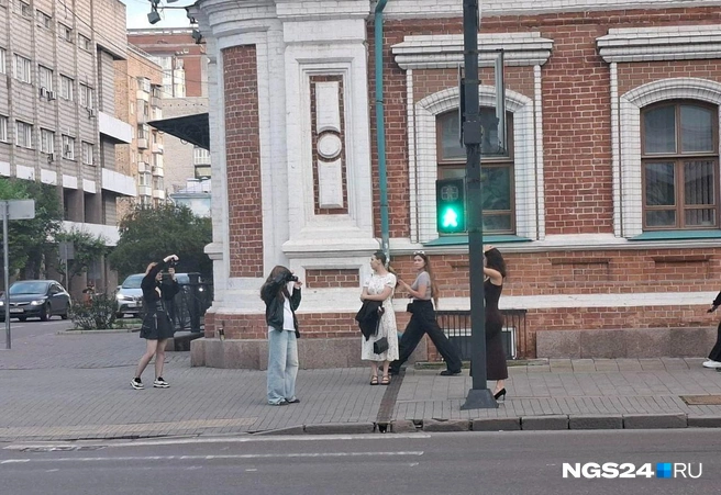 Фотографируют сразу по двое | Источник: Татьяна Зарва / NGS24.RU