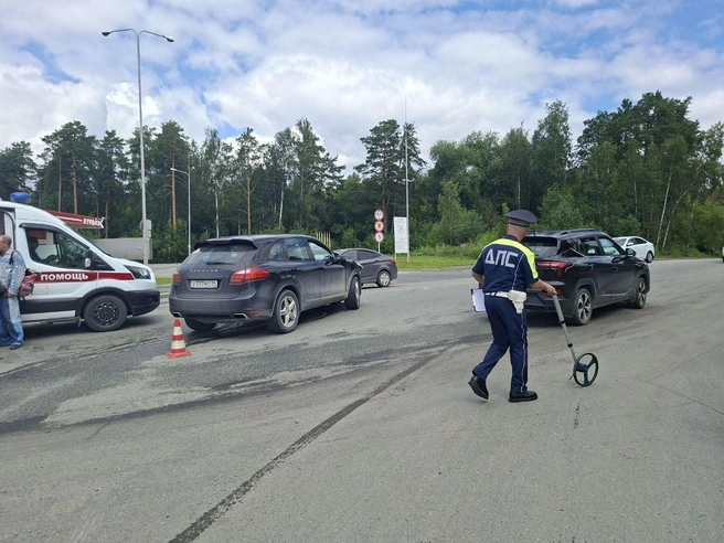 К месту аварии приехала скорая помощь | Источник: ГИБДД Екатеринбурга