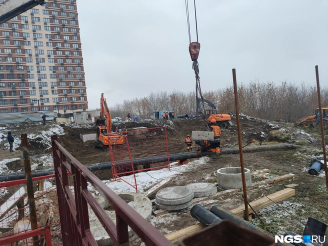 В результате обвала грунта образовалась яма глубиной 15 метров&nbsp;— это высота 5-этажного дома | Источник: Нина Раневская / NGS.RU